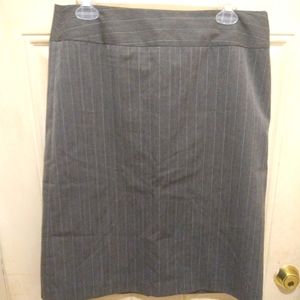SKIRT(LINED/HIDDEN ZIPPER) SIZE 8/ LIGHT GRAY WITH WHITE PIN-STRIPE 22" LONG.